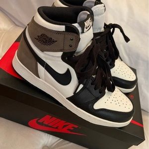 Jordan 1 Mochas size 4
